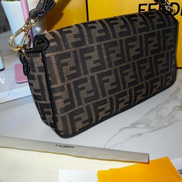 Fendi baguette 
Brown FF jacquard fabric bag - Picture 14 of 16